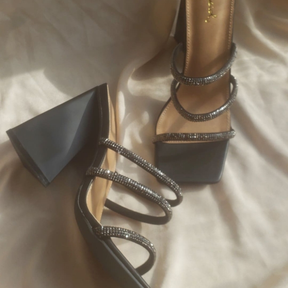 🚨FEW PAIRS LEFT// Black strappy block heel - Picture 9 of 9